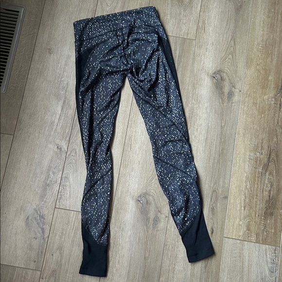 Lululemon Drop It Like It’s Hot Tights in butterfly texture black and white 4 - Picture 5 of 5